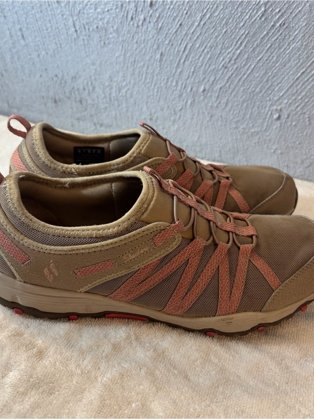 Skechers Women’s Gratis Laceless Tan Athletic Sneakers with Coral Accents SZ 10